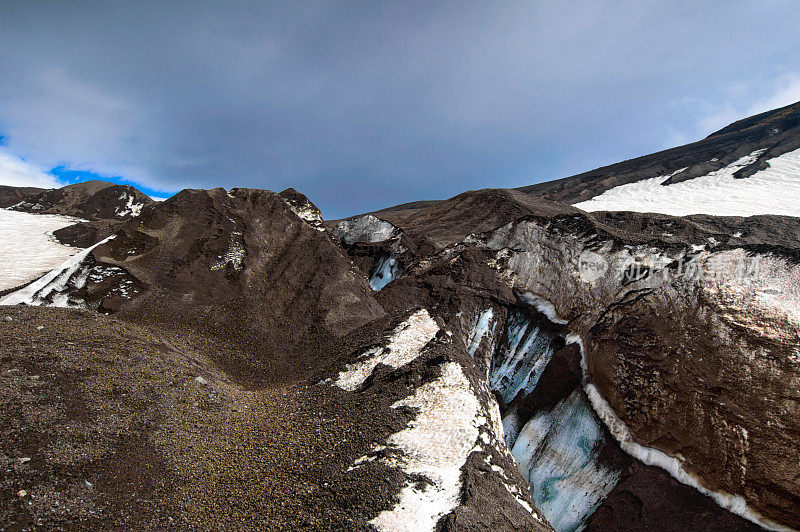 火山景观。堪察加半岛阿瓦查山口的冰川。俄罗斯远东地区