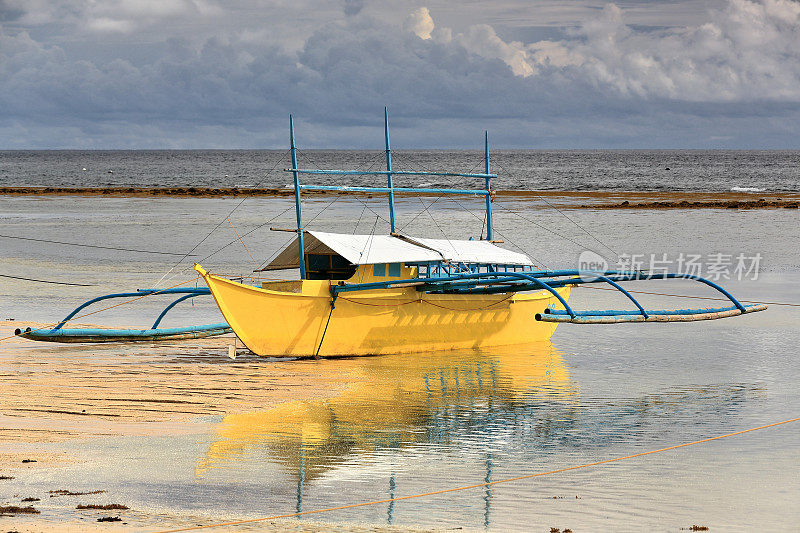 巴郎盖或邦加船搁浅在海滩上。蓬Ballo-Sipalay-Philippines。0317