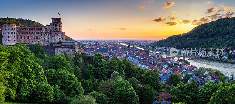 美丽的中世纪小镇海德堡全景，包括卡尔西奥多老桥，内卡河，教堂的圣灵，德国