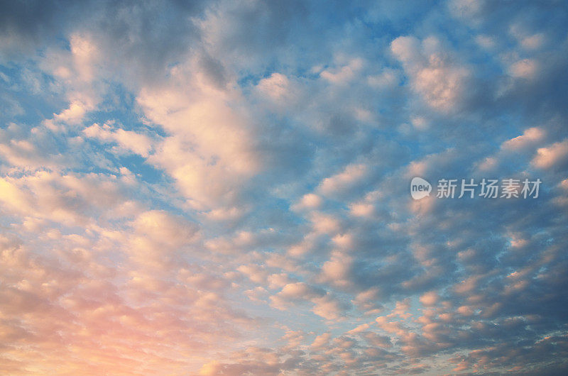 美丽多彩的日落天空背景与阳光的背后。蓝色和紫色的戏剧性云彩。