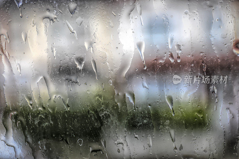 雨点打在湿玻璃窗上，关上了