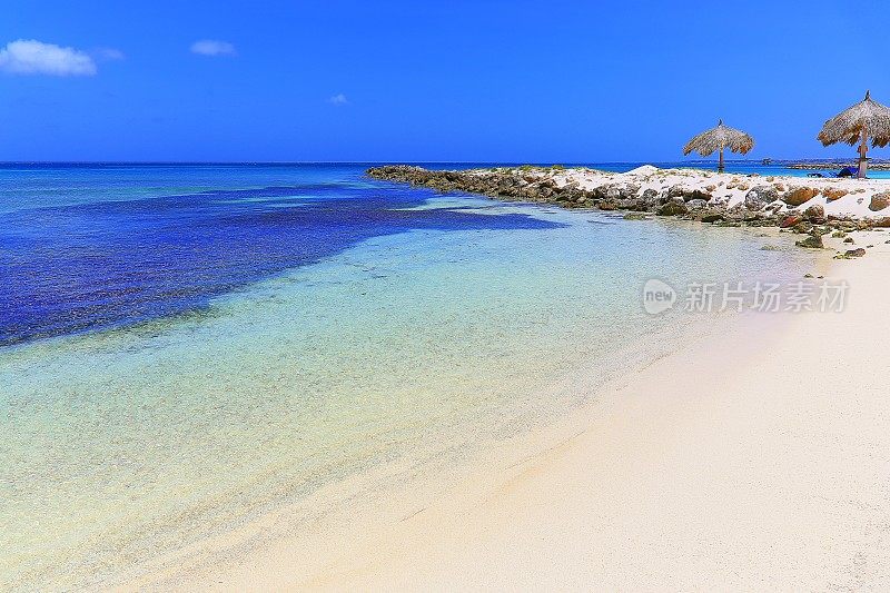 热带绿松石海滩游泳池与palapas和码头防波堤-加勒比海
