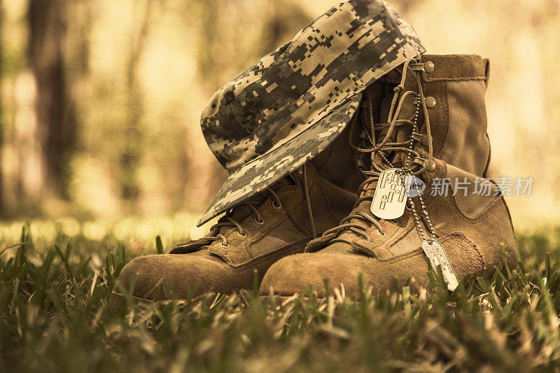 美国军靴，帽子和狗牌在户外。