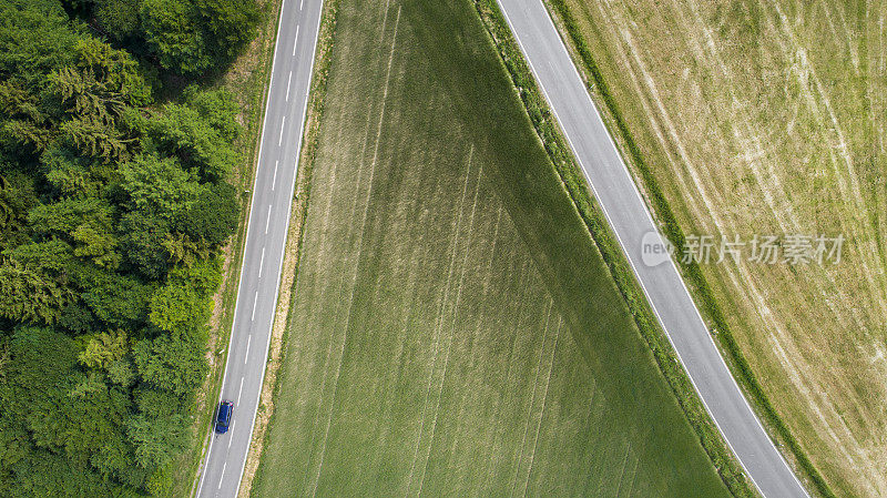 穿过乡村的道路