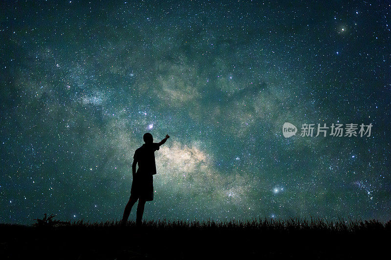 探险家在夜晚仰望星空