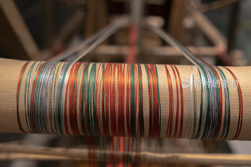 传统织布机上的彩色丝绸