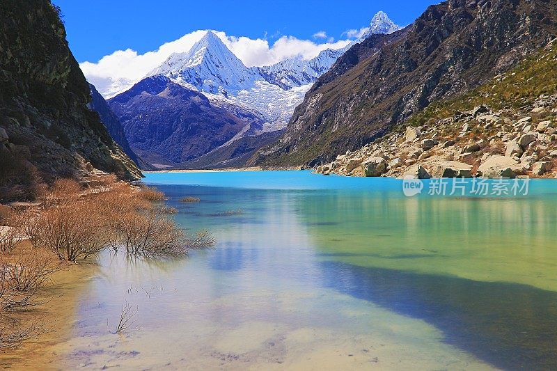 长时间曝光:在科迪勒拉布兰卡山脉的帕龙湖，Pirámide安第斯山脉-秘鲁的Ancash