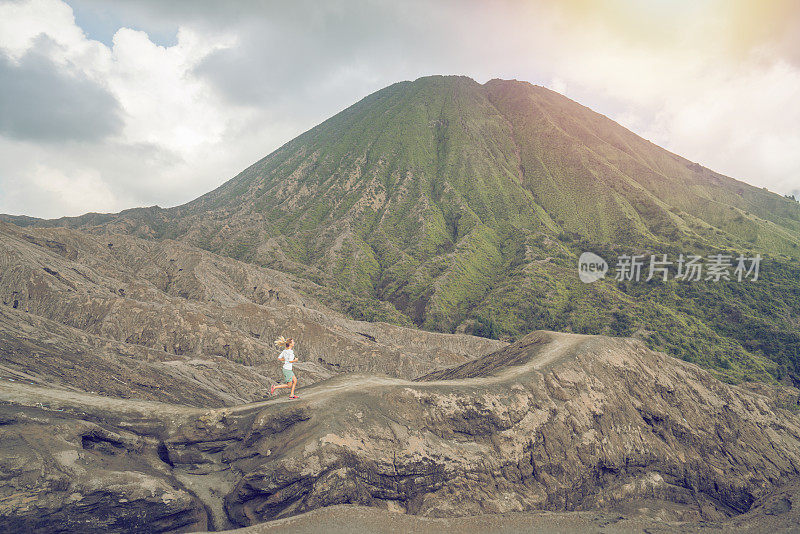 女人在火山景观上跑步