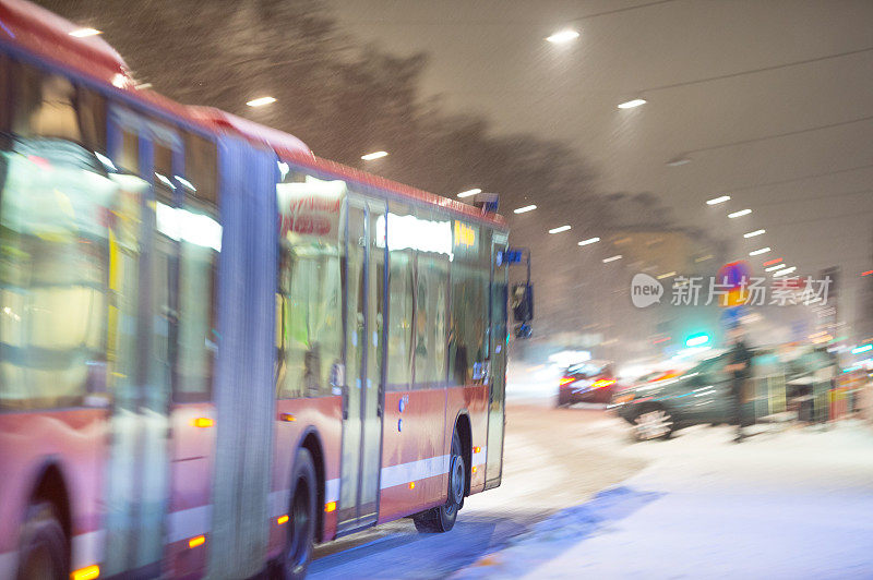 冬季公交车在市内交通