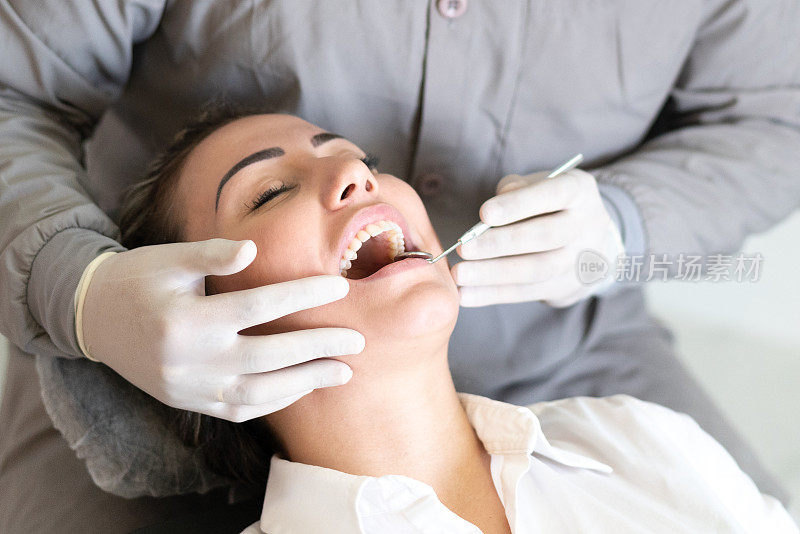 女人害怕牙医的检查