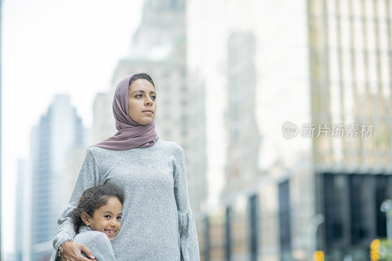 穆斯林母亲拥抱女儿