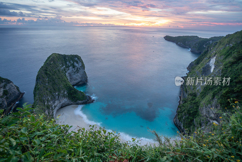 在无人俯瞰的情况下，可灵金海滩日落时的壮丽景色——蓝色和绿色的沙滩，美丽的山峰在海上形成。旅游目的地度假概念自然风景