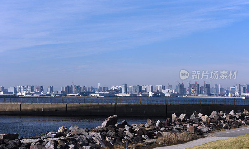 从东京湾公园和城市天际线观看