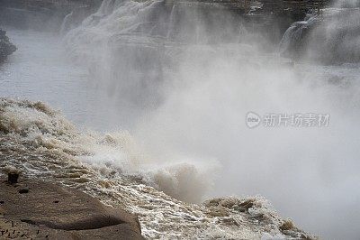 黄河壶口瀑布雄伟壮观，连绵不绝