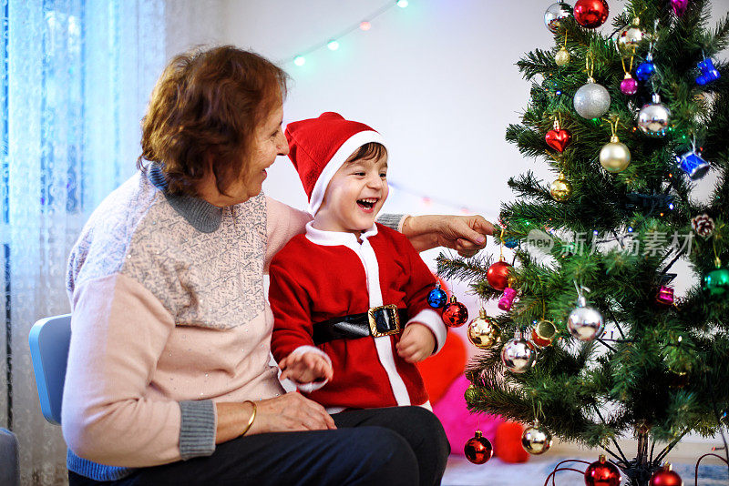 奶奶和孙子在装饰圣诞树