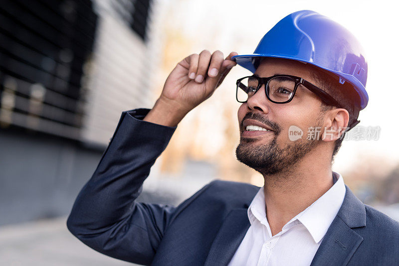 快乐的年轻非裔美国建筑师看到他的梦想成真。