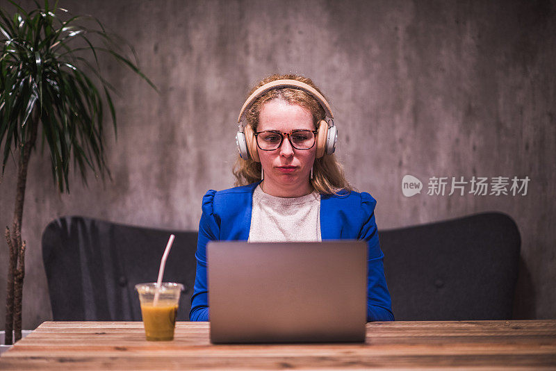 严肃的女人用Skype上课。