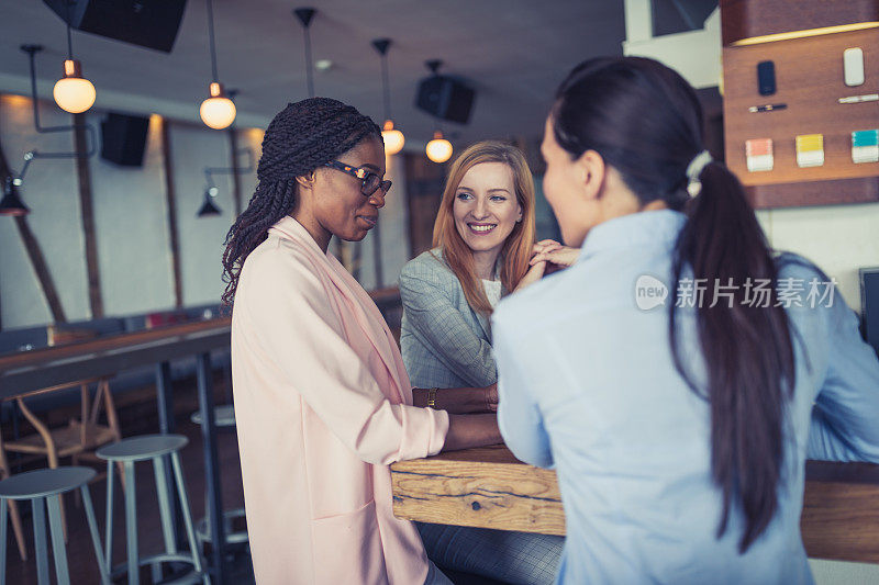 三个女商人下班后去酒吧喝酒