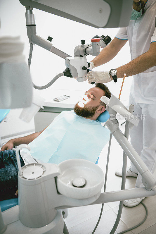 男牙医准备给病人做手术