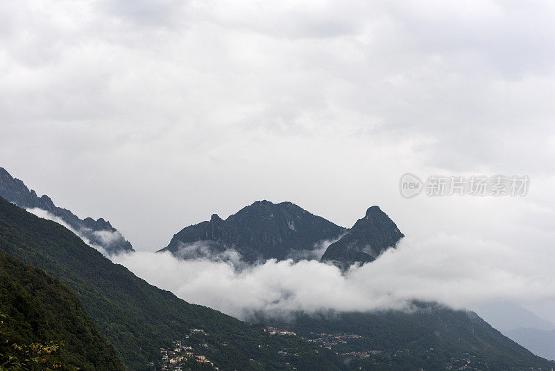 瑞士卢加诺湖的山与雾