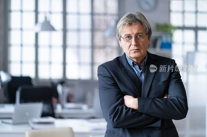 自信的商人在办公室摆姿势