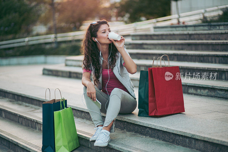 年轻女子在购物和听音乐后休息