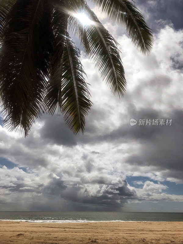 夏威夷考艾岛南端凯卡哈海滩暴风雨的天空