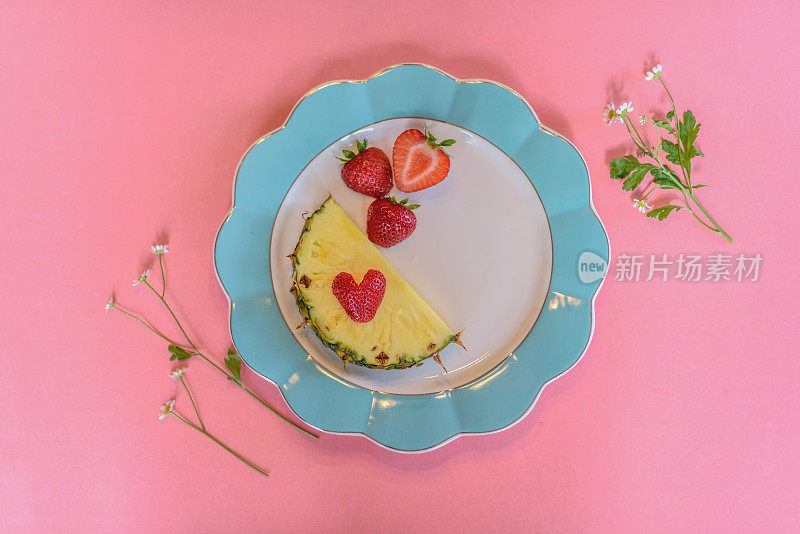 瓷盘上有菠萝和草莓