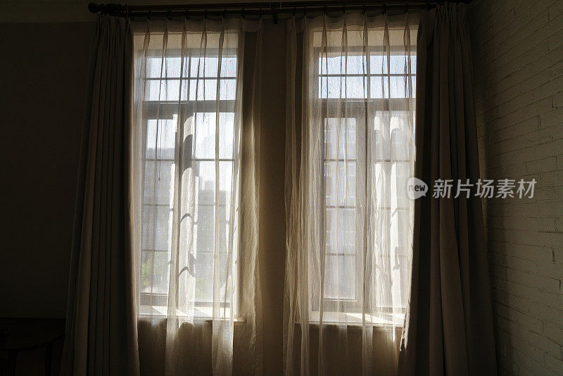窗户，窗帘和早晨的阳光
