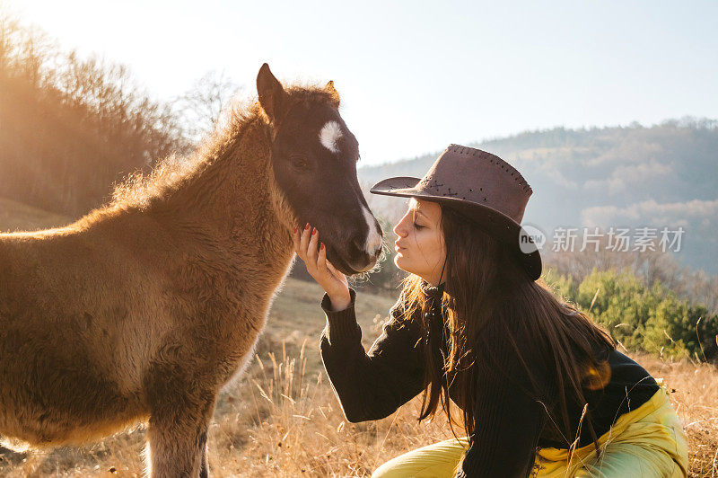 一个年轻女人和她的小马朋友
