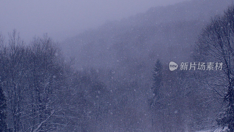 冬季仙境。的雪山风景