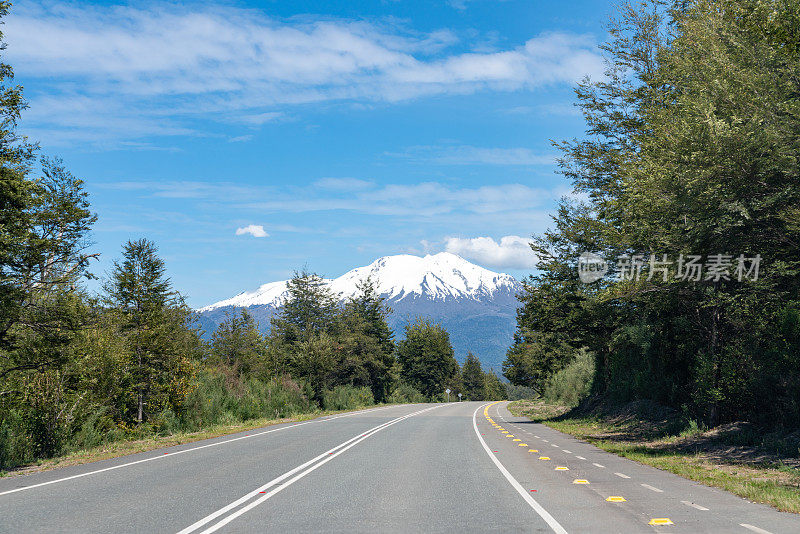 在去智利湖区的奥索尔诺火山的路上——智利的瓦拉斯港