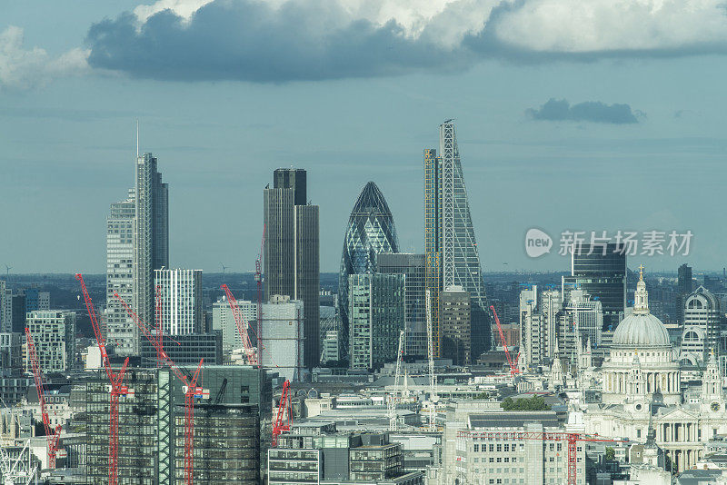 鸟瞰图在一个阳光明媚的一天，伦敦城市，英国，英国。