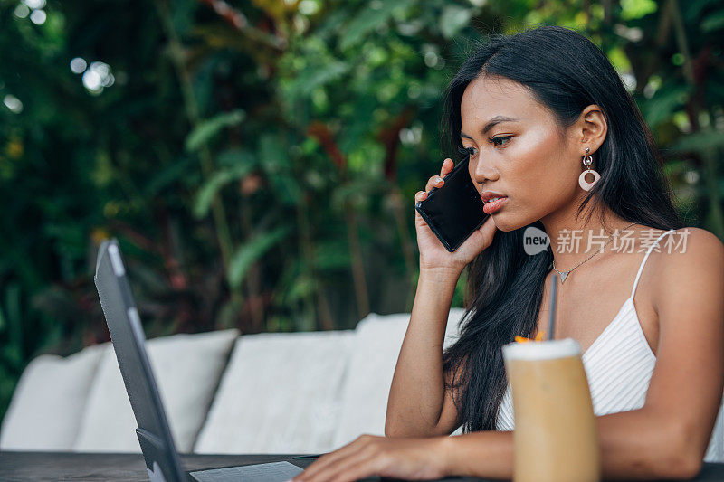 一个亚洲女人在喝咖啡休息