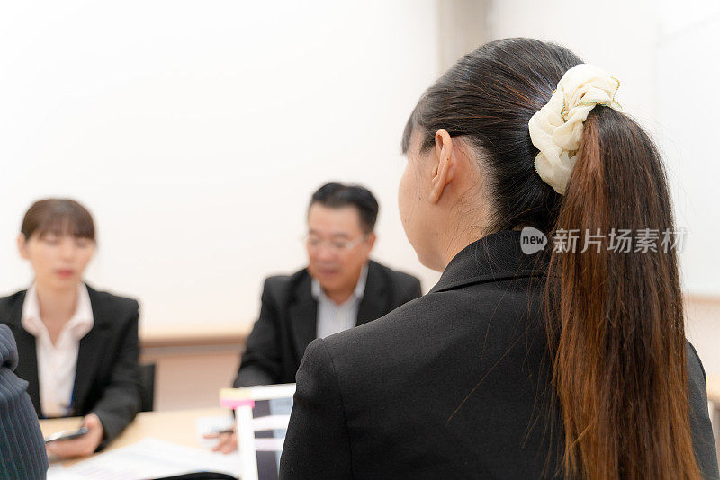 一个男人和一个女人会见了经理的指示