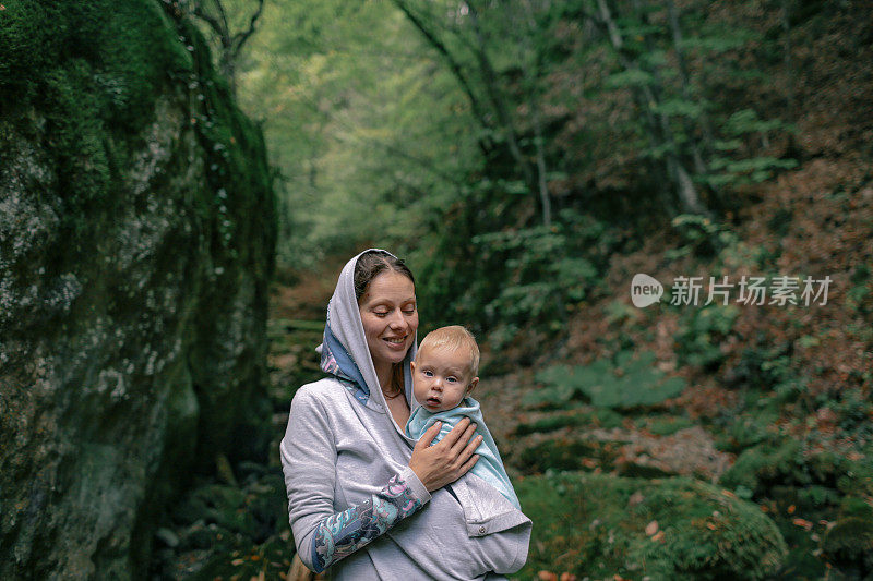 妈妈和她的小男孩，走在森林里