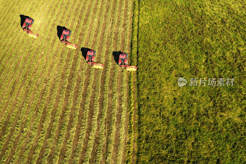 无人机鸟瞰图拖拉机在耕地中工作