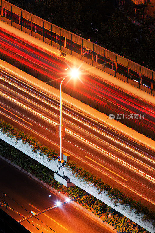 在高架路上行驶的汽车