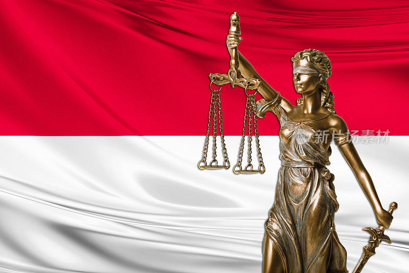 印尼国旗前的正义雕像
