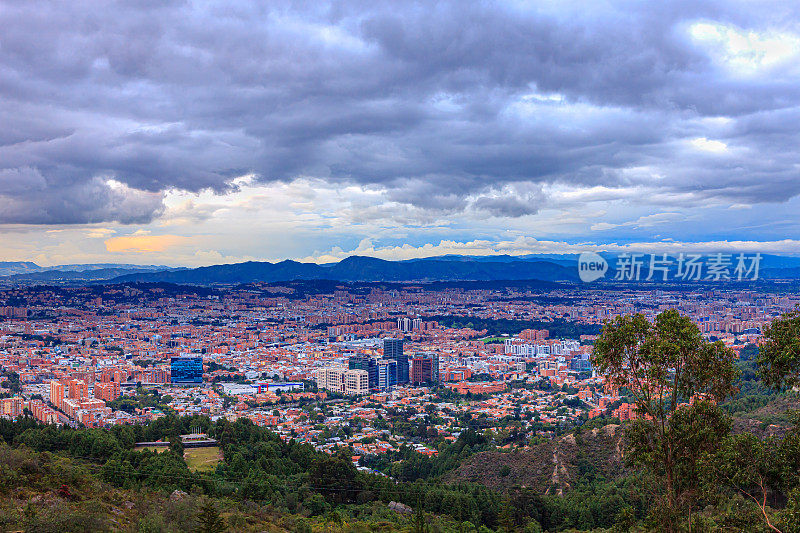 波哥大，哥伦比亚-高角度全景的安第斯首都城市从拉卡莱拉在安第斯，日落时间