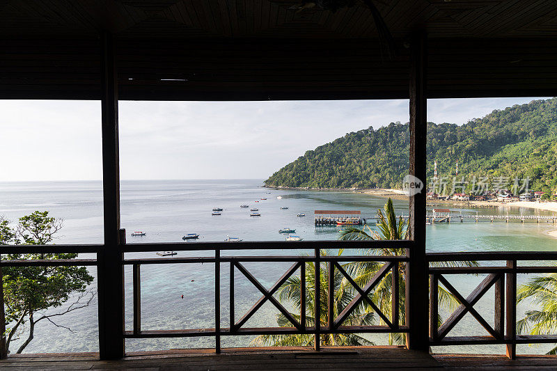 从阳台上看热带岛屿的海湾