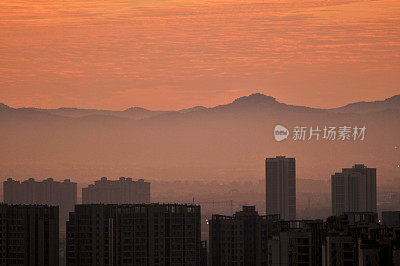 城市天际线在日出，成都，中国