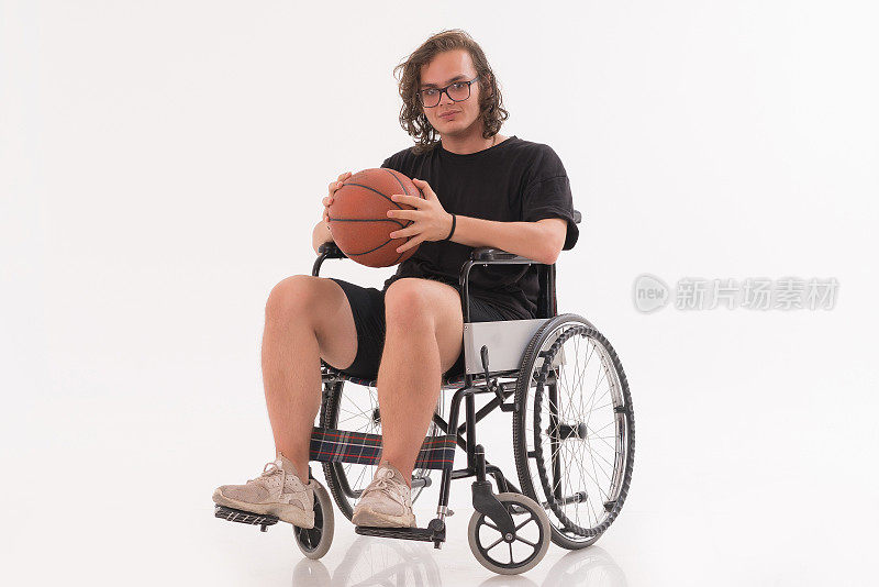 残疾人在轮椅上与篮球
