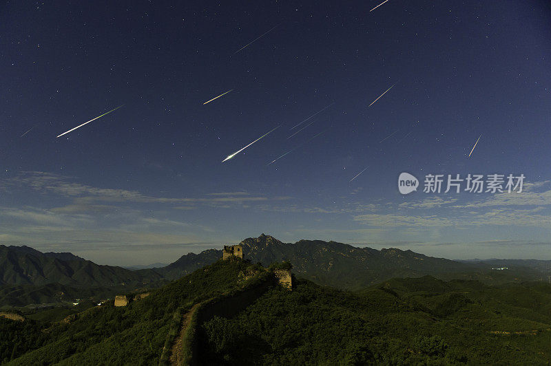 英仙座流星雨经过中国古老的盘龙山长城