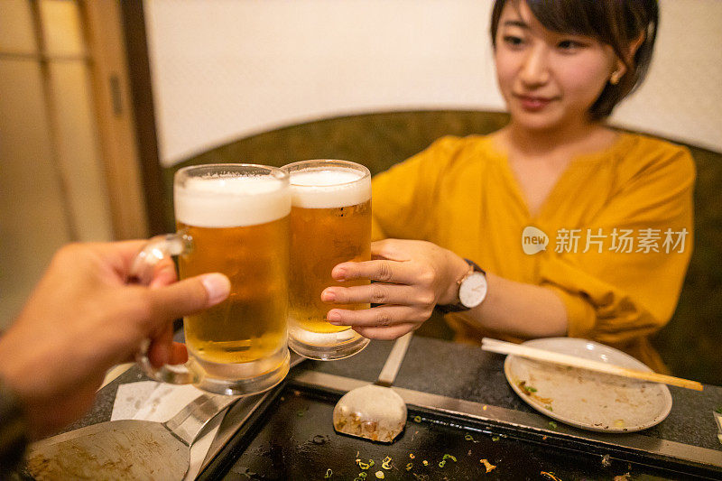 年轻女子在日本餐厅庆祝敬酒