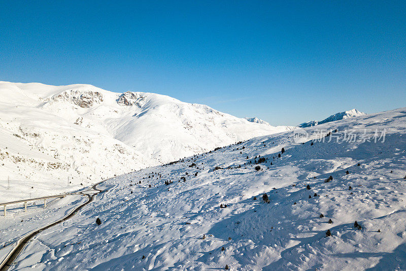 波尔塔(Pyrenees-Orientales)的雪山