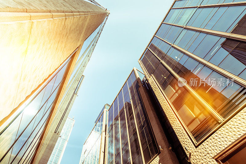 在太阳耀斑下的金融区，中国上海。