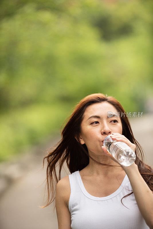 清晨在公园跑步