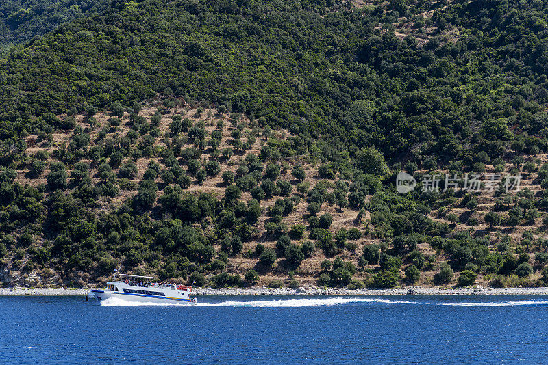 希腊哈尔基迪基的阿陀斯山海岸上的游船