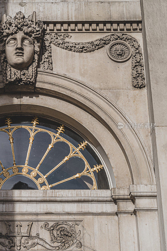 新古典主义建筑入口上方的雕像、狮子和装饰元素的细节